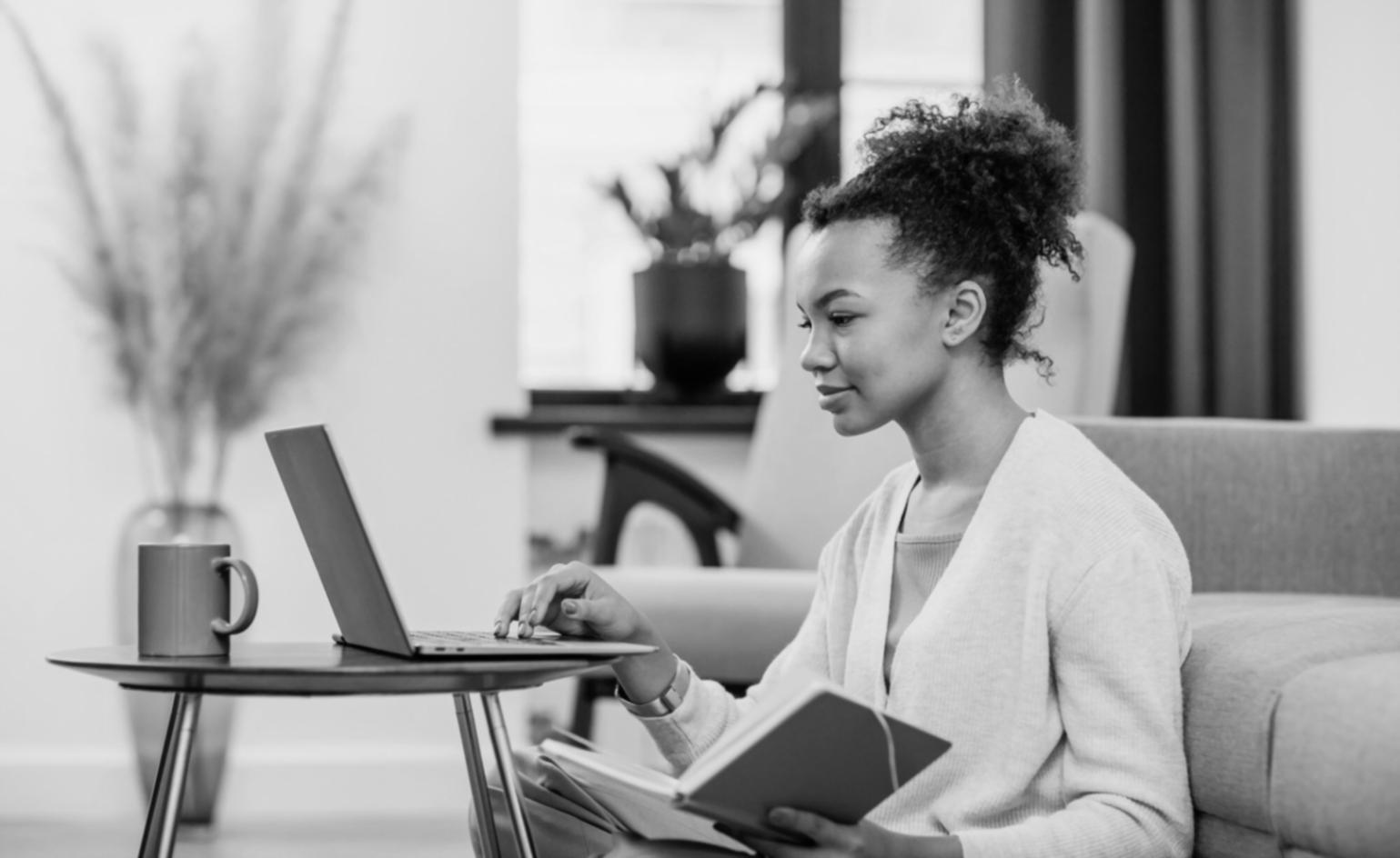 Espace de travail moderne avec plusieurs écrans affichant des données financières et graphiques analytiques