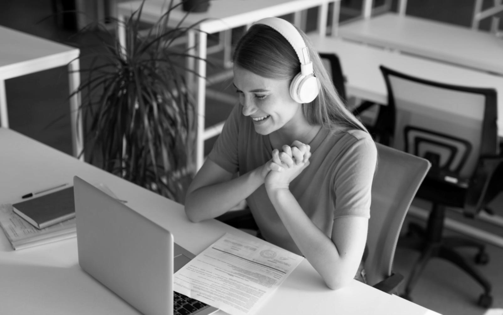 Étudiant travaillant sur des analyses financières avec des documents et un ordinateur portable